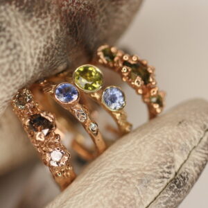 įvairių dizainų auksiniai žiedai su brangakmeniais, Living Waters Jewellery